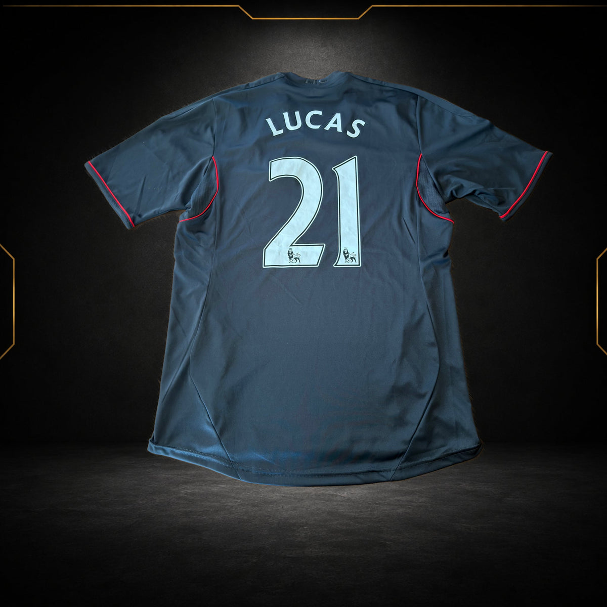 Dos d’un maillot Liverpool extérieur 2011/12 avec le flocage Lucas 21, photographié pour la fiche produit Maillots Market