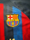 FC Barcelone M-0207 — gros plan de l’écusson et des coutures