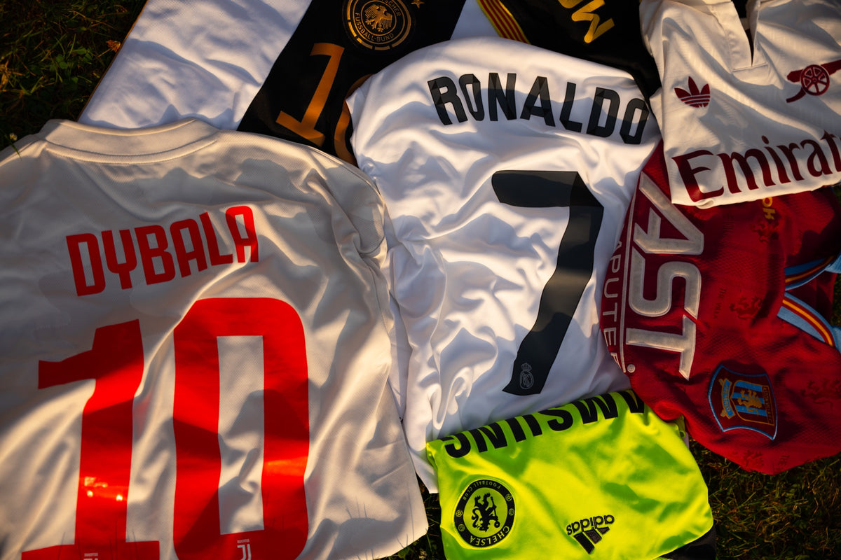 Maillots de football photographiés par Maillots Market, dont Dybala et Ronaldo