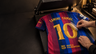 KI-generierte Illustration: Lamine Yamals Name und die Nummer 10 werden auf einem Trikot des FC Barcelona angebracht.